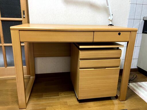 机と袖机（引き出付き）、LED電気スタンド付