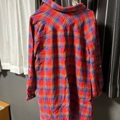 赤いチェックの服の画像