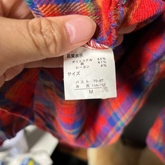 赤いチェックの服の画像