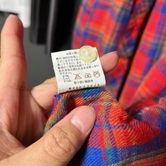 赤いチェックの服の画像