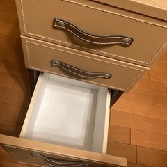 机と引き出しの画像