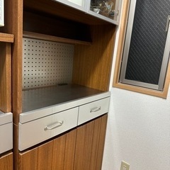 食器棚とレンジ棚の画像