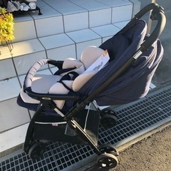 ベビーカー紺色の画像