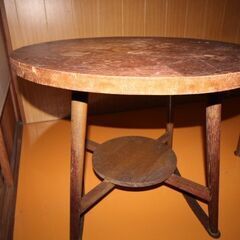 丸いテーブルの画像