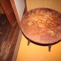 丸いテーブルの画像