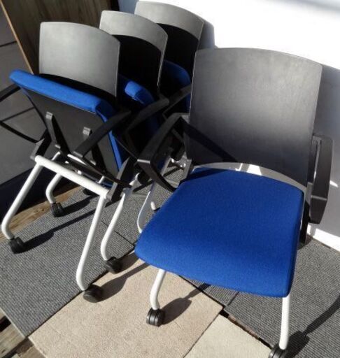 ４脚セット クロガネ Patra パトラ 会議チェア ミーティングチェア スタッキングチェア 肘付 中古 市内限定配送OR札幌市白石区店頭引取りOK