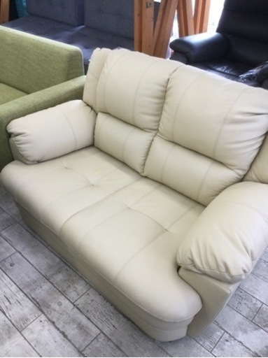 【✨かわいいベージュカラー❗️本革張り❗️コンパクトタイプ❗️❗️お部屋が明るくなります❗️✨】定価¥74,800円 ナフコ 2P本革