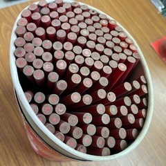 大量の赤えんぴつ　-ご相談中-の画像