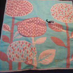 今治タオルハンカチ　各1枚200円　挿絵画家moritaMiW ×タオルメーカー楠橋紋織コラボブランド第2弾！ MiWさんのちょっと不思議であったかな絵がタオルやハンカチに映しだされます。 の画像