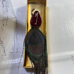 孔雀の羽 鳥の羽 ブローチ 本物の羽 紙箱付き インテリア おしゃれ 孔雀の画像