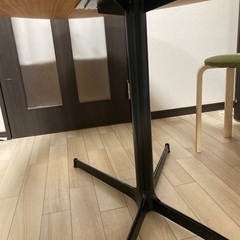 卵型のテーブル（取引中）の画像