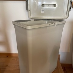  新品同様/万一転倒しても外れにくい蓋ロック付きペール。リサイクルトラッシュECOセット(約70L)(山崎産業 YW-134L-PC／YW-134L-OP4)の画像