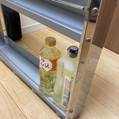 ステンレス隙間収納棚の画像