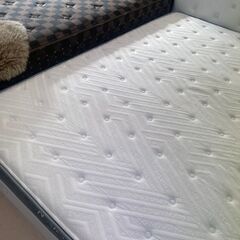 ダブルベッド　ホワイト　マットレス付きの画像