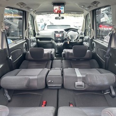 25年式☆ガソリン代 節約☆S-HYBRID入りました‼️月々1.3万円〜分割払い可❗️車検2年付き！大人気☆ニッサン セレナ☆フリップダウンモニター☆8人乗り☆HDDナビ☆走行中DVD見れます☆ETC付き☆バックカメラ☆ドラレコ付きのフル装備☆両側電動スライドドア☆ウィンカーミラー☆フル装備☆事故修復歴無し☆車内広々三列シート‼️の画像