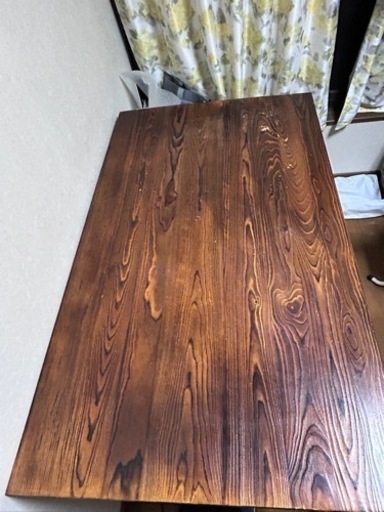 木目のダイニングテーブル