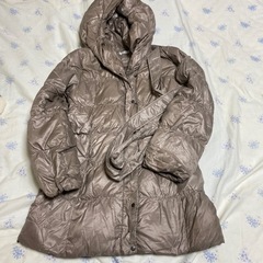 アーヴェヴェのベージュダウンコート