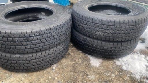 スタッドレスタイヤ　195 80 15 ハイエース　キャラバン　等