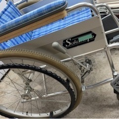 折りたたみ車椅子の画像