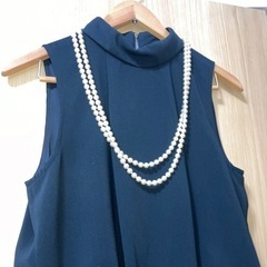 黒のオールインワン＋パールネックレスの画像