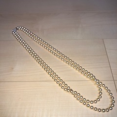 黒のオールインワン＋パールネックレスの画像