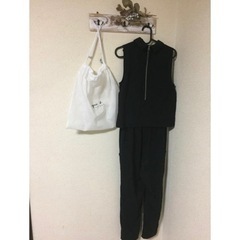 黒のオールインワン＋パールネックレスの画像