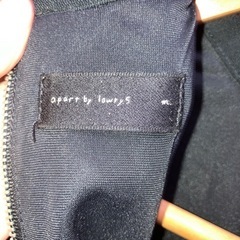 黒のオールインワン＋パールネックレスの画像