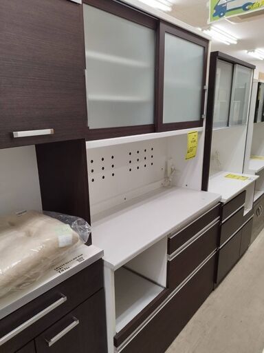 値下げしました！ユーアイ キッチンボード キッチン収納 幅120cm スロークローズ 背面ドット 食器棚 レンジ台 北欧 ヴィンテージ キッチン収納棚 食器棚 キッチン 収納 キッチン収納 キッチンボード 北欧 レンジ台 レンジボード 食器 台所 コンセント付 キッチン ラック スライドチェスト 大容量 おしゃれ クリーニング済 堺市 石津【ジャングルジャングル石津店