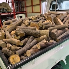 薪　薪ストーブ　広葉樹　堅木　けやきなど　乾燥済み　軽トラック満載1台分の画像