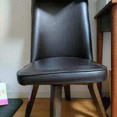 ダークブラウンの椅子