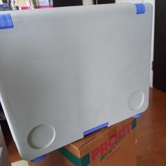 クーラーBOX 500円　テーブルになります。イス2脚付