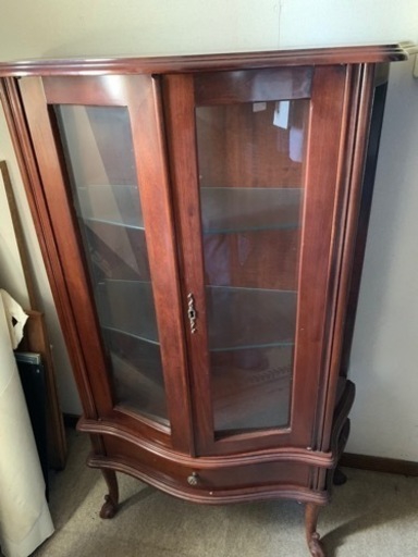 アンティークなネコ脚コレクションカップボード