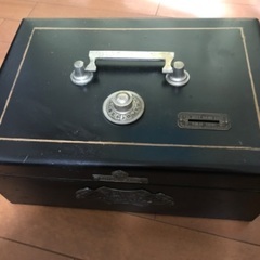 ⭐️アンティークなダイヤル式の金庫です⭐️の画像