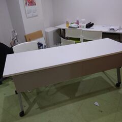 会議などに使えるデスクです！の画像