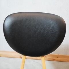 IDEE(イデー)で取り扱われている長大作デザインのダイニングチェアです。レトロで愛らしいフォルムの木製椅子。北欧スタイルなどナチュラル系のインテリアにおススメのサイドチェア。