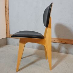 IDEE(イデー)で取り扱われている長大作デザインのダイニングチェアです。レトロで愛らしいフォルムの木製椅子。北欧スタイルなどナチュラル系のインテリアにおススメのサイドチェア。