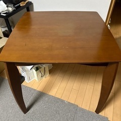 木のテーブル