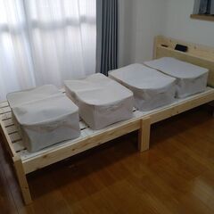ベッドフレーム（組み立て式） ＋ 衣装ケース（4つ）の画像