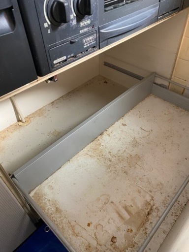 キッチンの棚をピカピカにします！