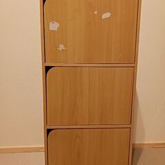 1日に処分予定！　三段カラーボックス扉付き