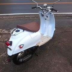 2st YAMAHA VINOビーノ ホワイト セル始動　メーターオーバー速く好調 納車整備点検済み バッテ新他かなりお金掛け交換整備してあり  登録後すぐ乗り出せます。直接引き渡し　配送手配も可　SA10J　５AU　４JP　原付の画像
