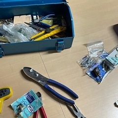 【お話中】工具一式　スパナ　ドライバー　ツールボックス　カッター　替え刃付きの画像