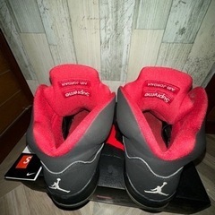 Supreme × JORDAN 5 RETRO Blackの画像