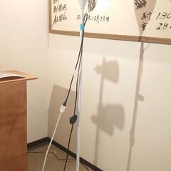 『美品』フロアライト  ◑（参考）アッパーライトフロアランプ 間接照明 電気スタンド スタンドライト(キャスカナ ホワイト) ニトリの画像