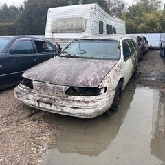 フォードトーラスワゴンの部品取車両