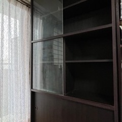 【無料でお譲りします】ガラス扉付き本棚の画像