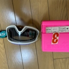 女性用スキーグローブ、ゴーグルの画像