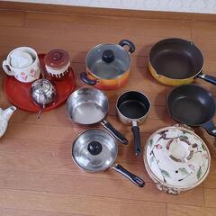 鍋、茶器入れ、やかんなど差し上げます。