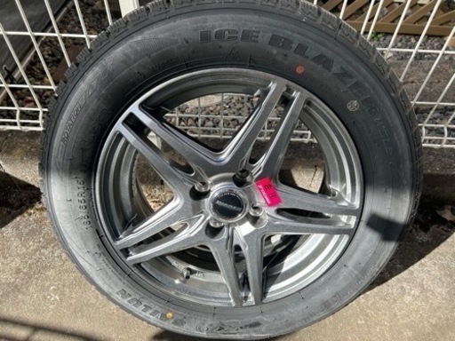 スタッドレスタイヤE12日産ノートe Powerで使用1000㎞以下