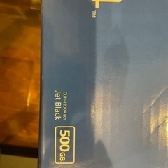 PS4 本体、コントローラー2つの画像